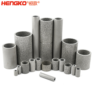 如果您對燒結(jié)不銹鋼濾管筒有任何疑問，您會(huì)在這里找到答案。  一、什么是燒結(jié)不銹鋼濾管筒？    是通過加熱或加壓的燒結(jié)工藝制成的特殊金屬管。根據(jù)您需要的金屬類型，可以選擇燒結(jié)不銹鋼金屬管、燒結(jié)銅金屬管或燒結(jié)青銅金屬管。  二、燒結(jié)金屬管有哪些用途？ 1.食品和飲料行業(yè)：防止食物營養(yǎng)成分被沖走，還可以過濾掉污染物。 2.水力發(fā)電廠為您工廠的渦輪機(jī)提供動(dòng)力。保持電力循環(huán)生產(chǎn)。 3.天然氣生產(chǎn)廠可以捕獲氣體中的小污染物。 4.化學(xué)加工工業(yè)過濾掉有害污染物，提高化學(xué)產(chǎn)品的效率。 5.石油工業(yè)消除污染物來提高石油產(chǎn)品的純度。 6.醫(yī)藥行業(yè)去除藥品中的污染物，并提高藥用價(jià)值     三、燒結(jié)金屬管的優(yōu)點(diǎn)是什么？ 1.材料堅(jiān)固形狀靈活    2.良好的滲透性     3.多種孔隙分布 4.性能穩(wěn)定可以應(yīng)對來自各種流體的高壓而不會(huì)變形。  5.機(jī)械強(qiáng)度高可以在高溫高壓等極其惡劣的環(huán)境中使用。 6.可以調(diào)整孔的大小    7.耐腐蝕和熱沖擊   8.設(shè)備易于清潔，無需長時(shí)間關(guān)機(jī)。  四、選擇燒結(jié)金屬管時(shí)要注意以下幾點(diǎn)：  優(yōu)質(zhì)材料、溫度范圍、微米變化、耐腐蝕、納污能力、機(jī)械強(qiáng)度 需要的高強(qiáng)度（恒歌316不銹鋼濾管正反向流動(dòng)中提供相同的強(qiáng)度）      燒結(jié)金屬管的工作原理  五、什么材料可以制造燒結(jié)金屬管？ 1.燒結(jié)不銹鋼：高機(jī)械強(qiáng)度耐腐蝕，在高壓高溫中高效運(yùn)行不會(huì)損壞；  2.銅粉末燒結(jié)管屬不銹鋼替代品，耐腐蝕且經(jīng)濟(jì)實(shí)惠，但耐溫和強(qiáng)度較差；  3.鎳合金，適用于極端工作條件的燒結(jié)金屬管。     注：燒結(jié)、固化、退火有以下幾個(gè)方面的比較：  1.燒結(jié)：這是一種熱處理方法，會(huì)使粉末狀物質(zhì)形成整體材料，利用粉末中單個(gè)粒子之間發(fā)生的擴(kuò)散?？梢怨虘B(tài)和液態(tài)下發(fā)生。     金屬粉末  2.養(yǎng)護(hù)：是用來加速化學(xué)反應(yīng)的技術(shù)，適用于高分子及高分子材料復(fù)合。當(dāng)熱固性聚合物在室溫下無法在合理時(shí)間內(nèi)固化時(shí)，您將使用固化爐應(yīng)用高溫來實(shí)現(xiàn)固化過程。  （例如，當(dāng)您將預(yù)浸碳纖維覆蓋在模具上時(shí)可以固化它，使它保持模具的形狀，單體會(huì)在固化溫度下迅速反應(yīng)，從而形成熱固性聚合物，使預(yù)浸墊物質(zhì)變硬。）  3.退火：是一種熱處理技術(shù)，用于使用非常高的溫度來減輕物質(zhì)的應(yīng)力，降低處理物質(zhì)中原子間鍵內(nèi)的內(nèi)應(yīng)力和整體彈性能。此外，它是指金屬熱處理、高性能聚合物和陶瓷玻璃的術(shù)語。  （例如，您可以將冷軋鋼坯退火，制成另一種產(chǎn)品，當(dāng)內(nèi)部應(yīng)力不推薦時(shí)，例如在進(jìn)行機(jī)加工之前，您可使用此過程，機(jī)械加工通過去除材料來改變內(nèi)應(yīng)力的分布。     六、有哪些類型的燒結(jié)金屬管： 1.燒結(jié)多孔金屬管金屬管上的孔有助于過濾過程，運(yùn)營成本低，但由于表面積小效率較低。     2.褶皺燒結(jié)金屬管表面積大于多孔金屬管，過濾效率高，但成本也高。     七、能清洗燒結(jié)金屬管嗎？ 建議定期清潔設(shè)備上累積的污染物提高效率，確保其經(jīng)久耐用并發(fā)揮最佳性能，延長使用壽命。  在 Hengko我們將幫助您獲得合適的燒結(jié)不銹鋼濾管筒以滿足獨(dú)特的應(yīng)用要求。您有任何疑問，請隨時(shí)聯(lián)系我們的團(tuán)隊(duì)。www.cxjxjn.com